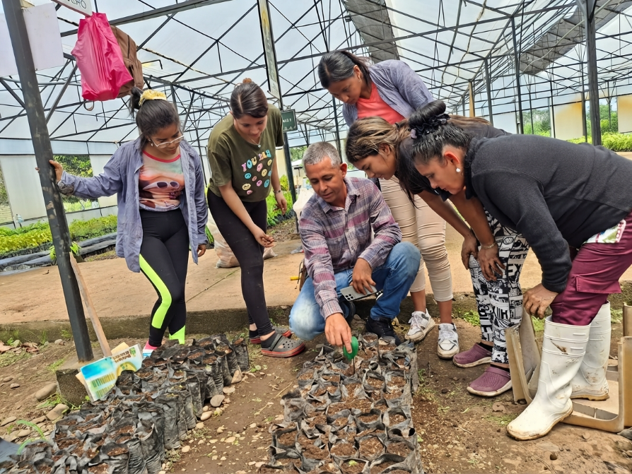 Estudiantes de vinculación de la UTEQ en el invernadero de la Prefectura de Los Ríos