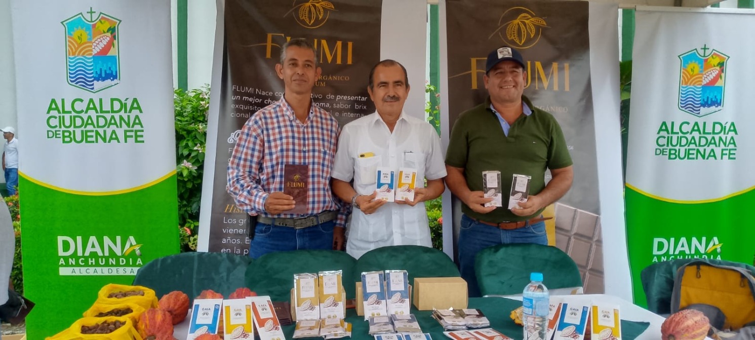 Equipo de Flumi con las autoridades de la Alcaldía de Buena Fe en la feria de la UTB en Babahoyo